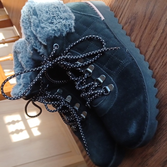 Bob’s by Sketchers Booties, Black leather with gray Faux Fur, 7.5, like new - Picture 1 of 8